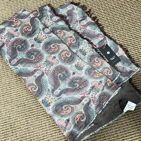 Hörst Double Sided Floral and Paisley Pattern Wrap Around Scarf - Picture 11 of 11